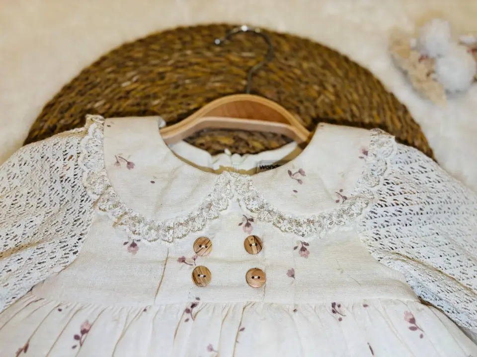 Dantel Detaylı Kız Çocuk Elbise – Uzun Kollu, Fırfırlı Yaka