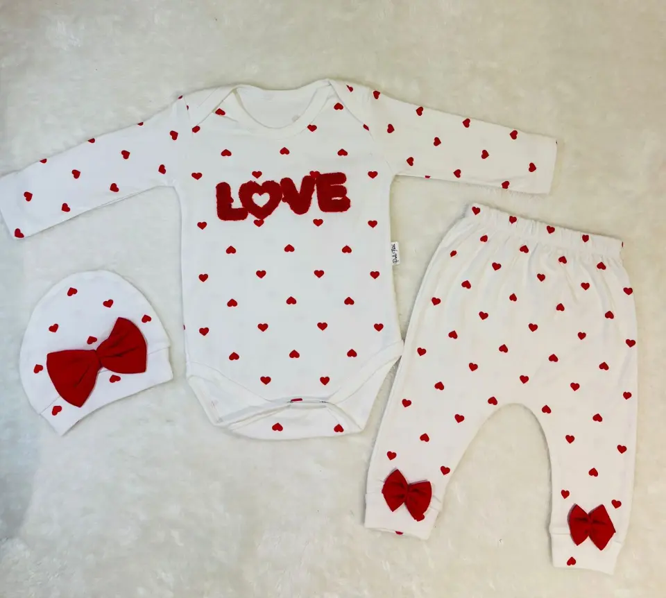 LOVE Nakışlı Kalp Desenli 3’lü Bebek Takımı
